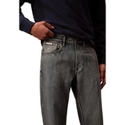 Dos d'un jean gris foncé Calvin Klein jean délavé avec coutures apparentes en tissu mélangé de coton
