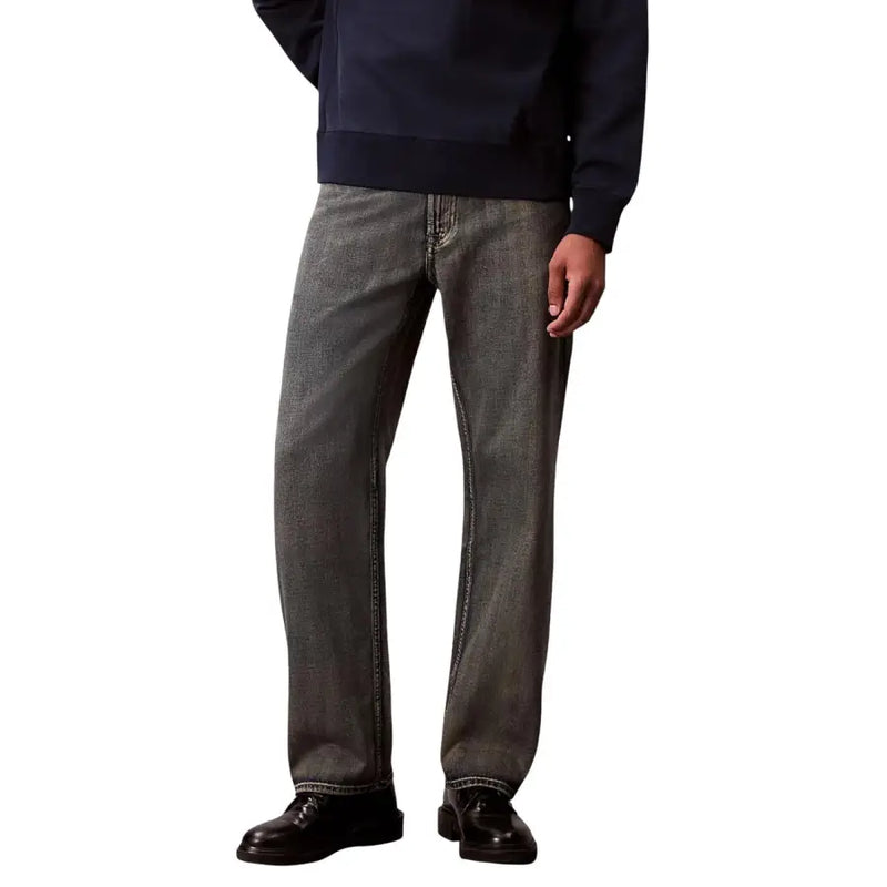 Jean Calvin Klein pour homme, beige, en mélange de coton, fermeture éclair, en denim gris foncé, coupe droite et coutures classiques.