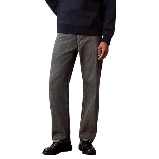 Jean Calvin Klein pour homme, beige, en mélange de coton, fermeture éclair, en denim gris foncé, coupe droite et coutures classiques.