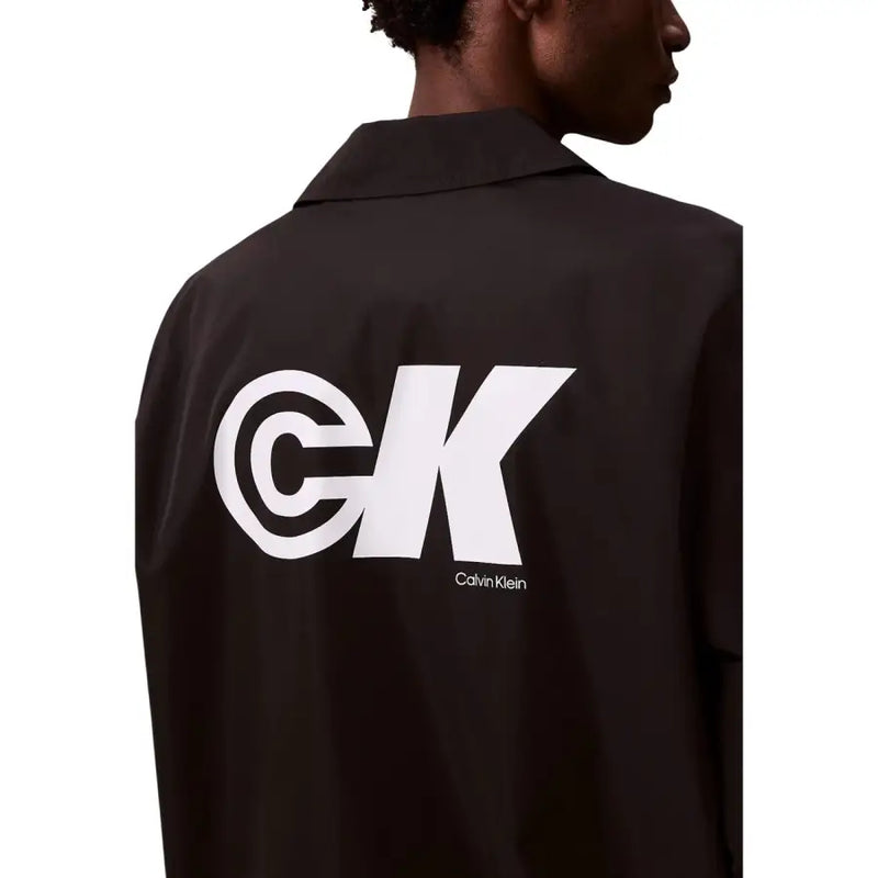 Blazer classique en polyester noir Calvin Klein Jeans pour homme, vu de dos, avec logo CK blanc en gras sur la veste.
