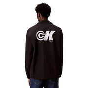 Vue arrière d'une veste de coach Calvin Klein noire avec logo CK blanc audacieux, style blazer classique en polyester.