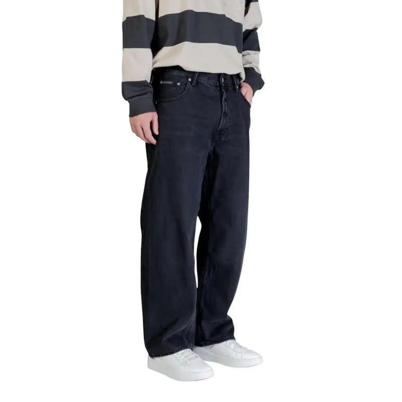 Jean Calvin Klein pour homme, en denim de coton noir, référence LV04RE727G, coupe droite décontractée et design classique à cinq poches.