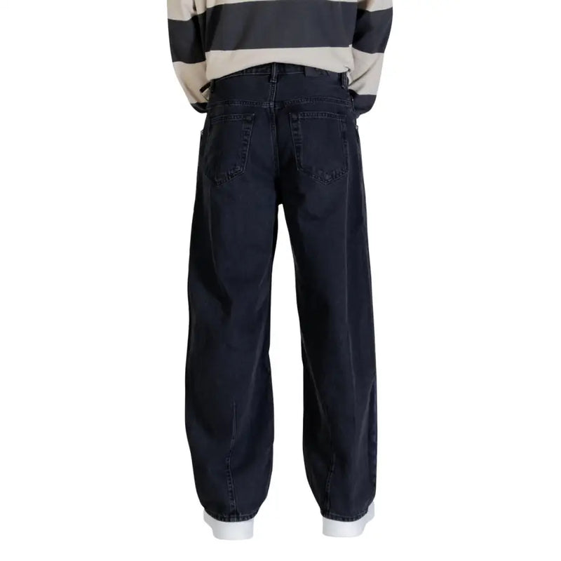 Calvin Klein Jean homme en denim de coton noir, coupe ample à jambes larges et poches arrière classiques, vu de dos