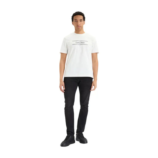 Calvin Klein blanc t-shirt jean slim en denim de coton noir pour homme, avec logo noir et rayures horizontales.