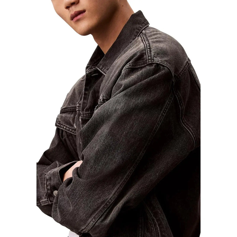 Calvin Klein Jeans Veste homme en coton noir, coupe classique, denim foncé, surpiqûres classiques et délavage texturé.