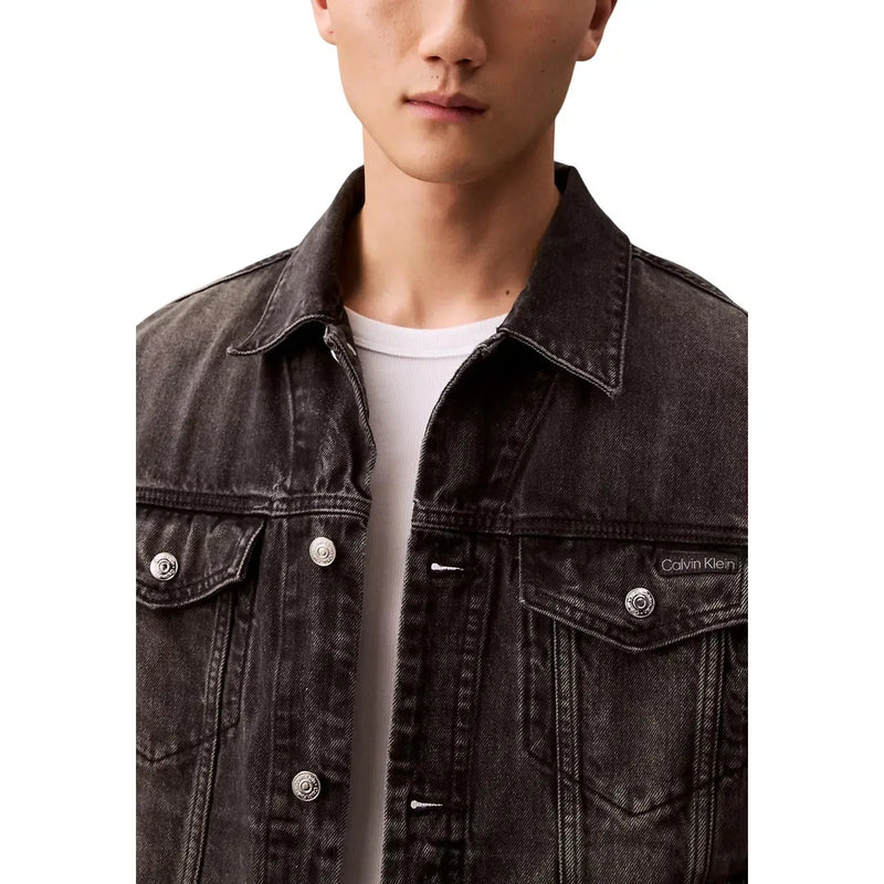 Veste en jean noir délavé pour homme Calvin Klein Jeans, en coton, avec boutons argentés et écusson logo sur la poitrine gauche.