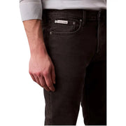 Image du verso d'un lavis foncé Calvin Klein Jean noir en coton stretch pour homme avec étiquette de marque sur la poche