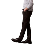 Calvin Klein jean homme noir en coton stretch coupe slim, délavage foncé, porté en tenue décontractée