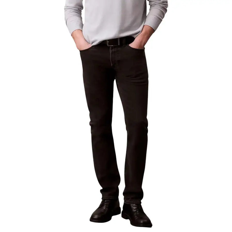 Jean Calvin Klein pour homme, coupe slim, en denim noir délavé foncé, avec cinq poches classiques et une matière stretch en coton.