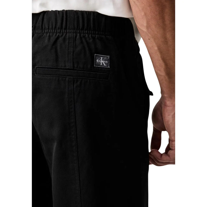 Calvin Klein Jeans Pantalon noir en coton pour homme, à cordon de serrage, au design minimaliste et élégant, avec un discret logo sur la ceinture.