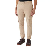 Pantalon cargo beige Calvin Klein Jeans automne-hiver en mélange de coton, avec taille élastiquée, poches latérales à cordon et chevilles resserrées.