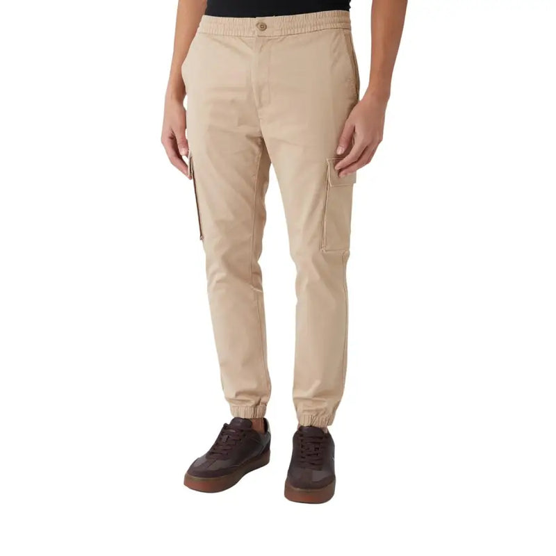 Pantalon cargo beige Calvin Klein Jeans automne-hiver en mélange de coton, avec taille élastiquée, poches latérales à cordon et chevilles resserrées.