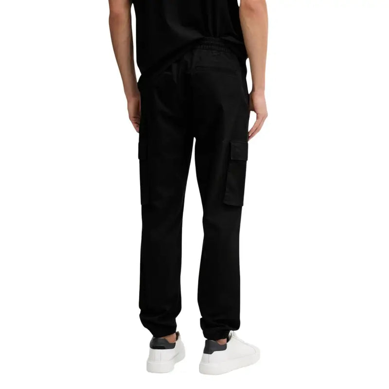 Calvin Klein Jeans Pantalon cargo noir pour homme, automne-hiver, en mélange de coton, avec taille élastiquée et poches latérales.