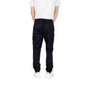 Pantalon cargo Calvin Klein Jeans pour homme, noir, automne-hiver, en mélange de coton, avec taille élastiquée et poches latérales.