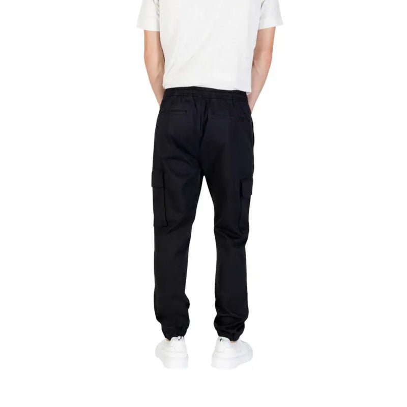 Pantalon cargo Calvin Klein Jeans pour homme, noir, automne-hiver, en mélange de coton, avec taille élastiquée et poches latérales.