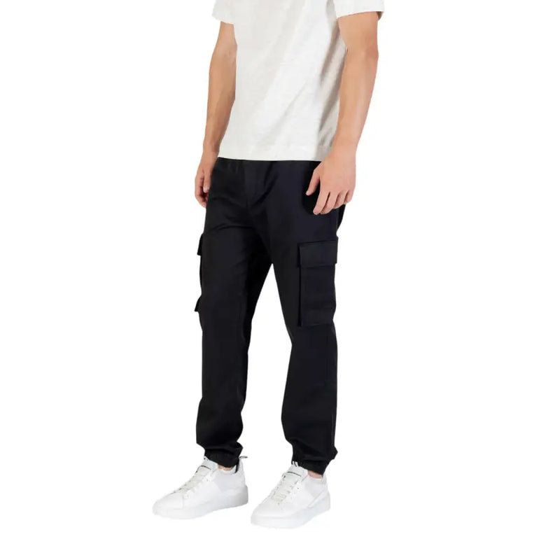 Pantalon cargo Calvin Klein Jeans pour homme, noir, automne-hiver, en mélange de coton, avec de multiples poches latérales et une coupe fuselée.