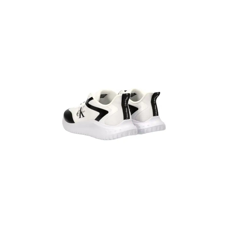 Calvin Klein Jeans Baskets montantes noires à lacets pour homme, en polyester avec base blanche et détails noirs contrastants sur le bout et la languette arrière.
