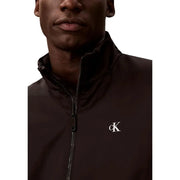 Calvin Klein Jeans Blazer noir zippé en polyester pour homme, avec logo blanc sur la poitrine, pour une tenue décontractée ou élégante.