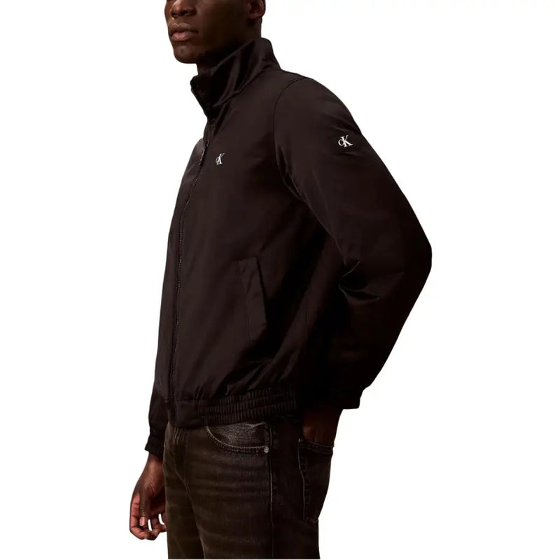 Noir Calvin Klein Jeans Blazer zippé pour homme, veste en polyester avec logo blanc discret brodé sur la poitrine et la manche.