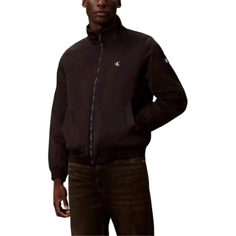 Blazer bomber zippé noir Calvin Klein Jeans pour homme, en polyester avec logos blancs brodés sur la poitrine et les manches.