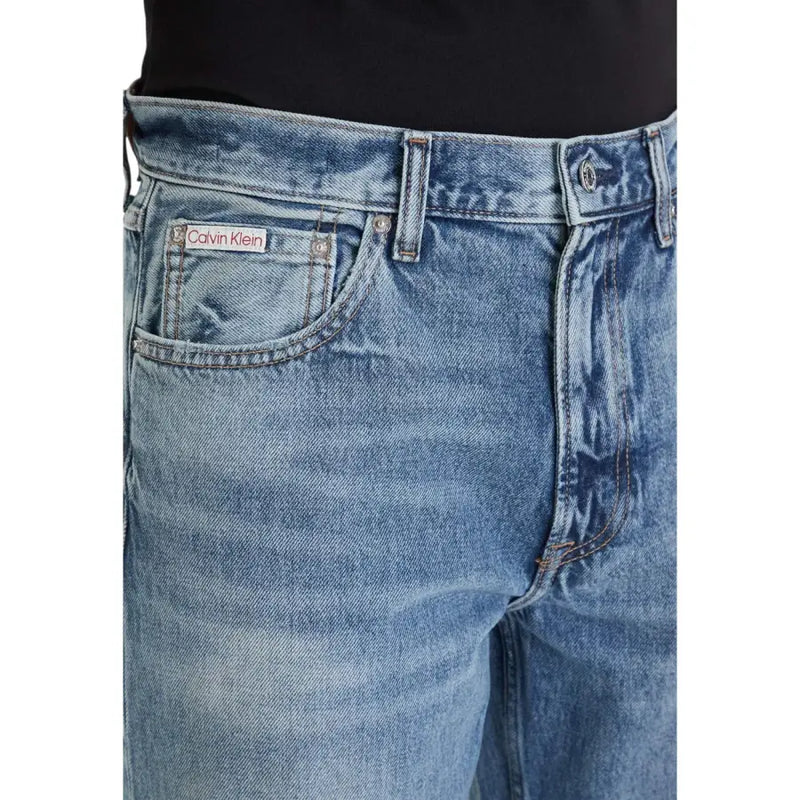 Jean Calvin Klein bleu délavé pour homme, coupe classique cinq poches, 100 % coton, vue de dos.