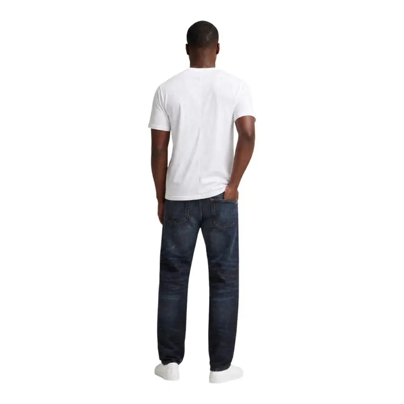 Jean Calvin Klein pour homme, en denim de coton bleu foncé, coupe droite et surpiqûres apparentes.