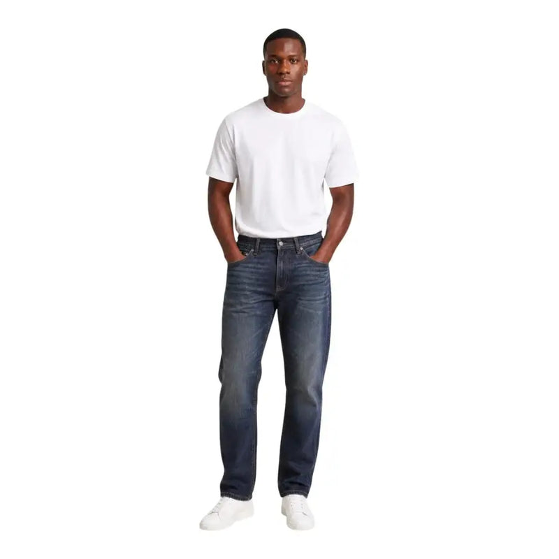 Calvin Klein Jean homme en denim de coton bleu foncé, coupe droite classique et surpiqûres apparentes.