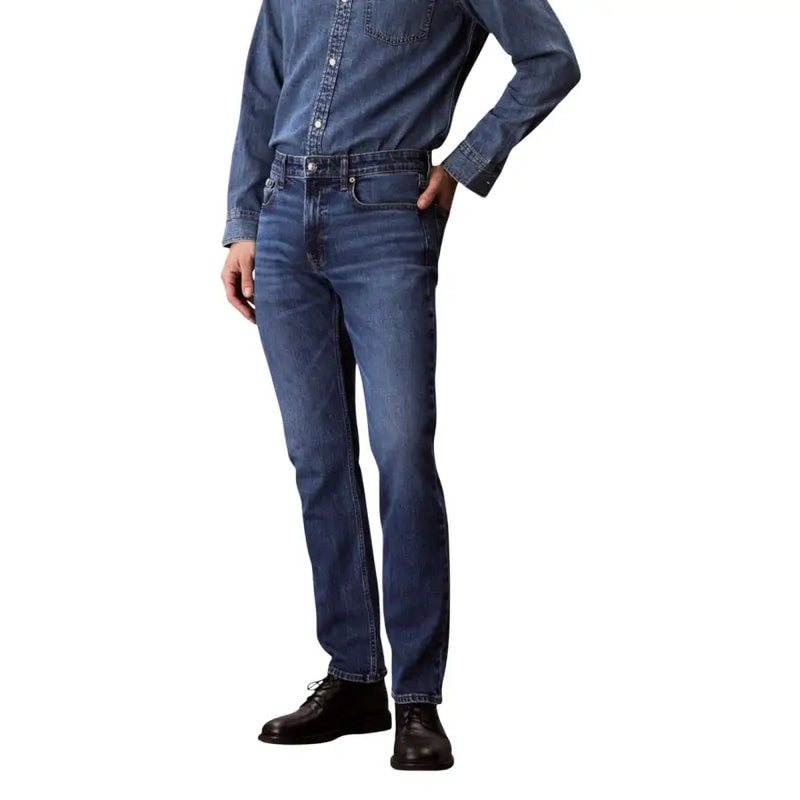 Calvin Klein Jeans Jean en denim de coton bleu pour homme, coupe classique cinq poches et délavage subtil.