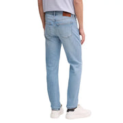 Jean Calvin Klein pour homme, en denim de coton bleu clair, coupe droite classique et empiècement en cuir marron.