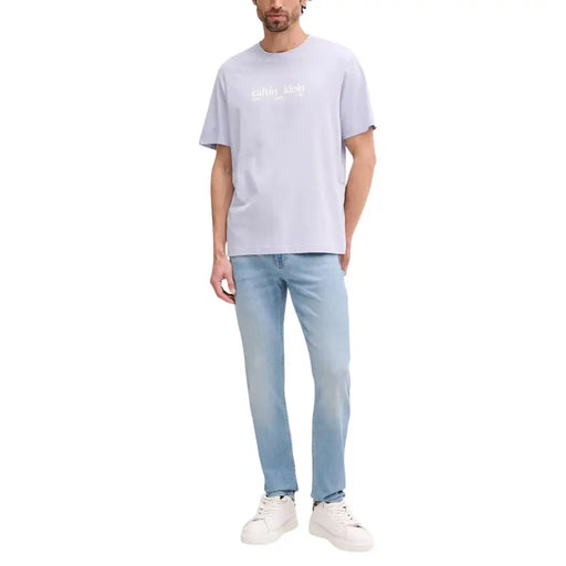 lavande clair Calvin Klein coton t-shirt avec un imprimé logo blanc associé à un jean bleu coupe droite