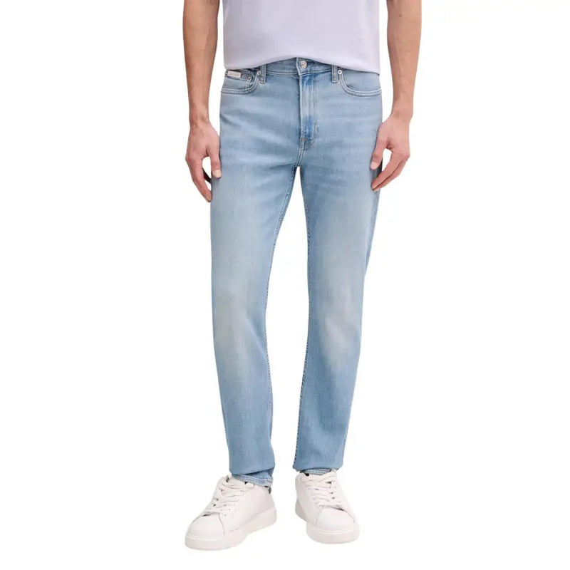 Vue arrière d'un jean Calvin Klein pour homme en denim de coton bleu clair, coupe droite et délavage subtil.
