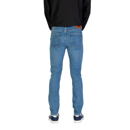 Calvin Klein Jean homme bleu denim coupe droite avec étiquette de marque en cuir orange à la taille (vue de dos)