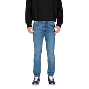 Jean Calvin Klein pour homme, en denim bleu, avec poche zippée, référence LV04RB719G, coupe droite classique et délavage subtil.
