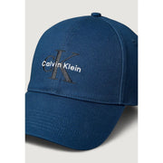 Bleu profond Calvin Klein Jeans Casquette de baseball pour homme en coton biologique avec logo CK brodé en blanc et gris foncé.