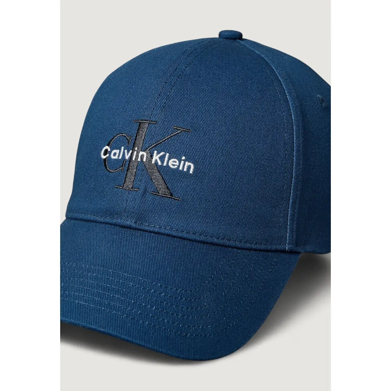 Bleu profond Calvin Klein Jeans Casquette de baseball pour homme en coton biologique avec logo CK brodé en blanc et gris foncé.