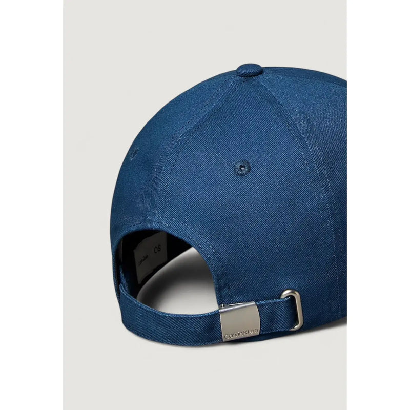 Casquette de baseball en denim bleu avec sangle réglable et boucle en métal argenté, fabriquée en coton biologique par Calvin Klein Jeans