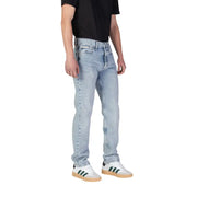 Jean Calvin Klein pour homme, bleu, en coton biologique, avec un délavage clair, une coupe cinq poches et un léger effet délavé aux cuisses.