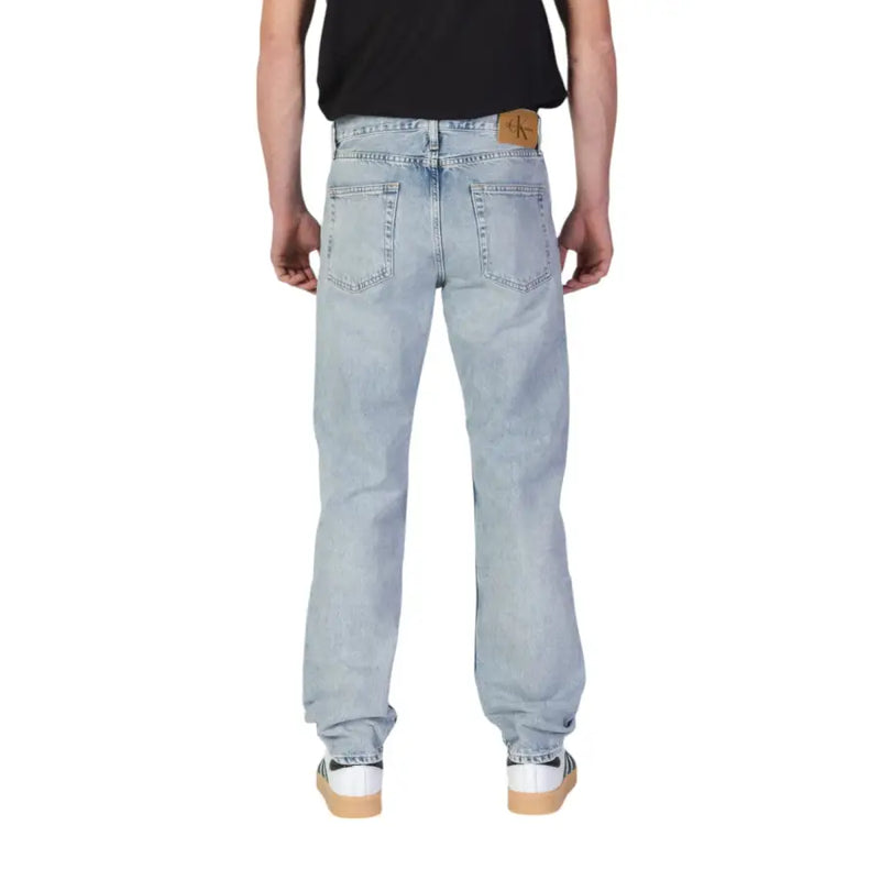 Calvin Klein Jeans Jean homme en denim bleu clair délavé de coton biologique, coupe droite et empiècement en cuir marron