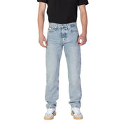 Jean Calvin Klein pour homme, en coton biologique bleu clair, délavé clair, avec une coupe classique à cinq poches et un délavage subtil.
