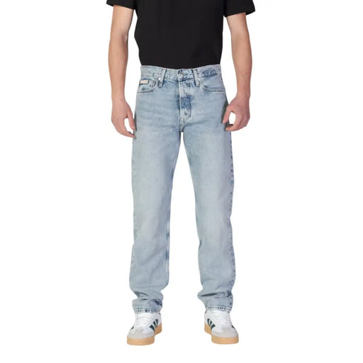 Jean Calvin Klein pour homme, en coton biologique bleu clair, délavé clair, avec une coupe classique à cinq poches et un délavage subtil.