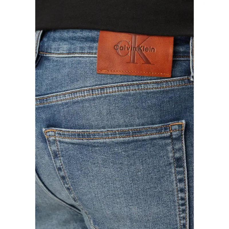 Vue arrière d'un jean Calvin Klein bleu stretch avec étiquette en cuir marron sur la ceinture en coton mélangé