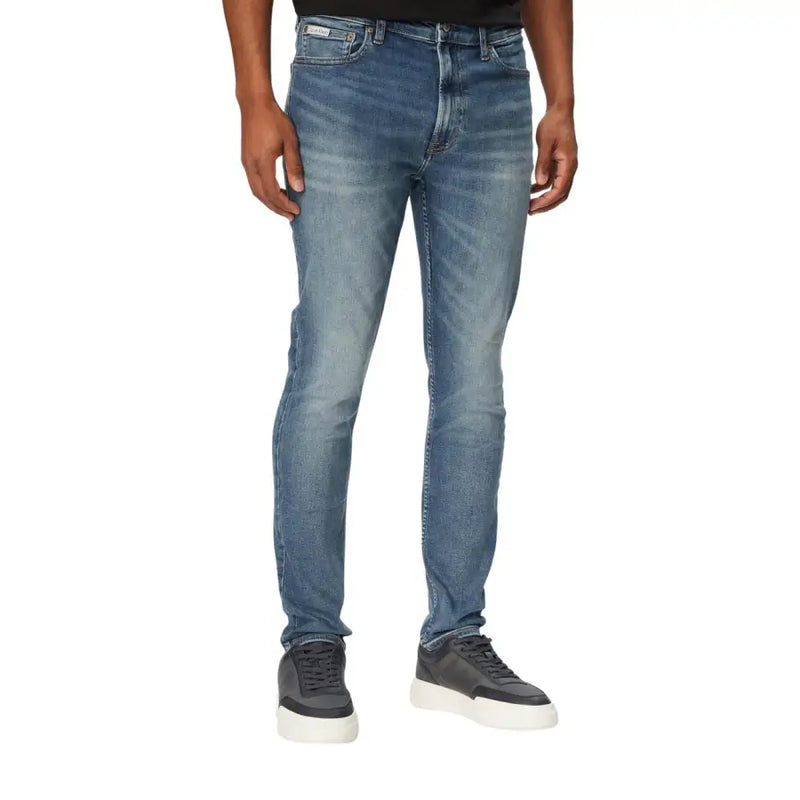 Vue arrière de Calvin Klein Jeans Jean slim bleu stretch pour homme, délavage délavé et écusson de marque à la ceinture.