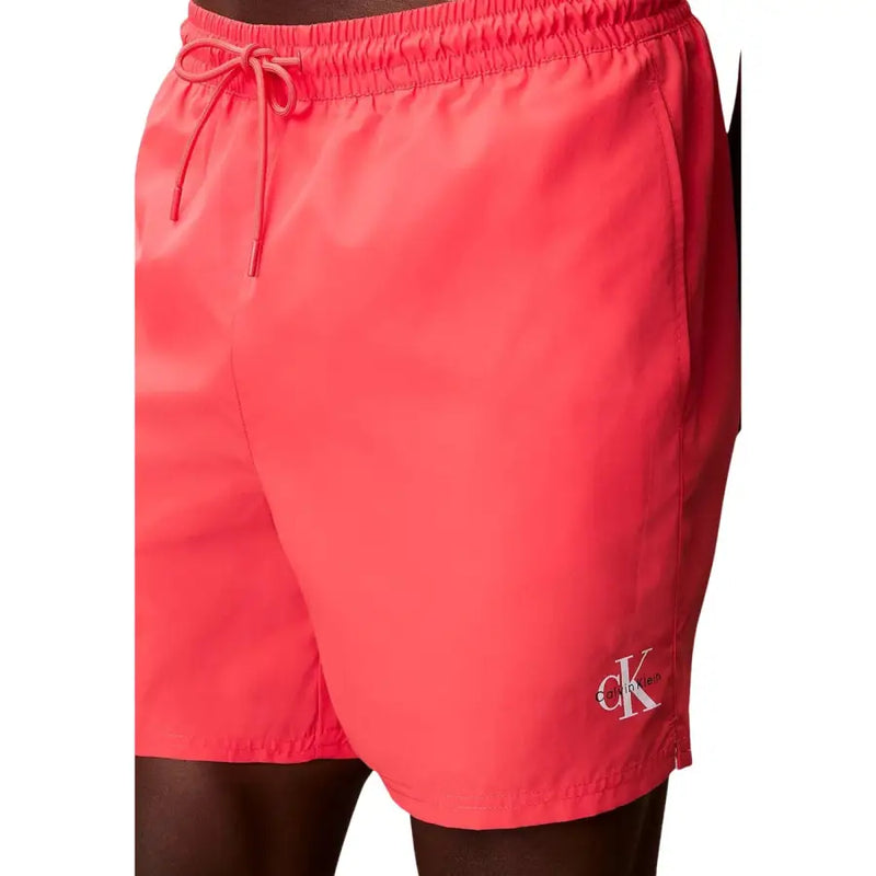 Calvin Klein Jeans Short de bain homme corail en polyester avec taille élastiquée à cordon et logo CK brodé sur la jambe droite