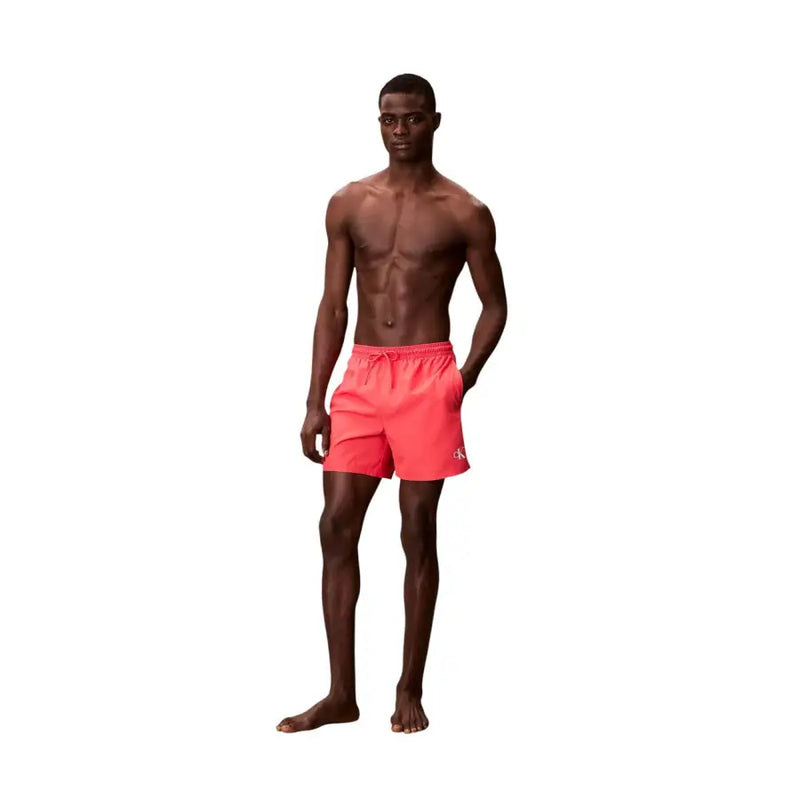 Calvin Klein Jeans Short de bain corail pour homme en polyester avec un logo discret sur le bas de la jambe gauche