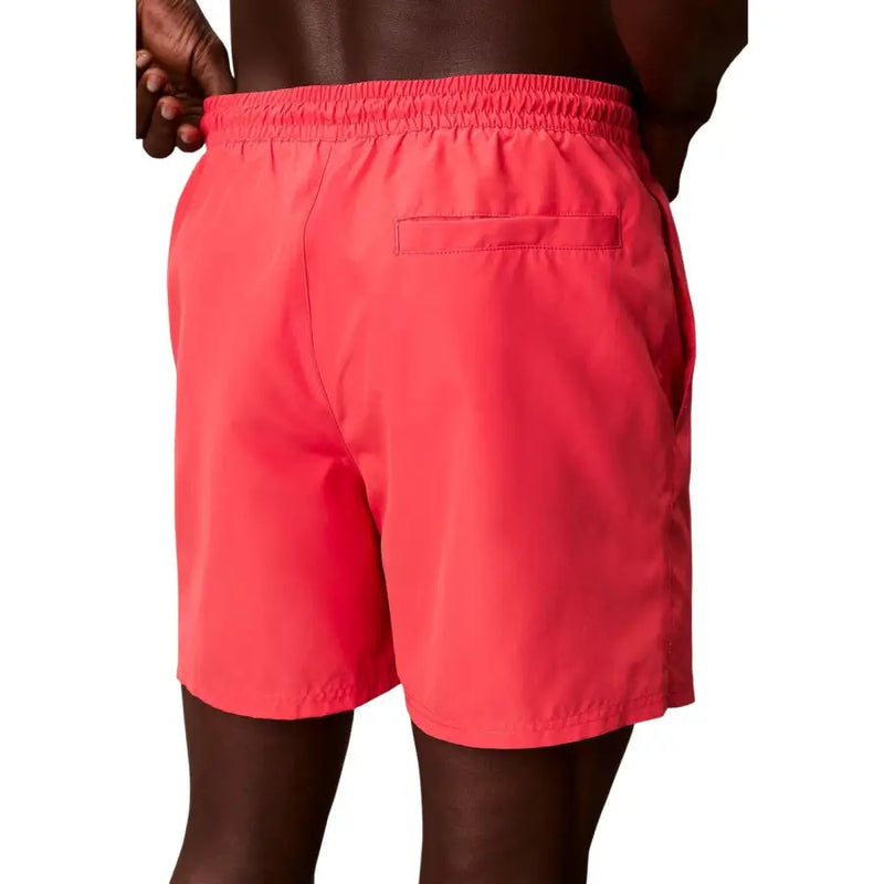 Calvin Klein Jeans Short de bain corail pour homme en polyester avec taille élastique et une poche arrière unique (vue de dos)