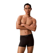 Maillot de bain noir Calvin Klein Jeans pour homme, short de bain à double ceinture avec boxer noir et logo blanc discret.