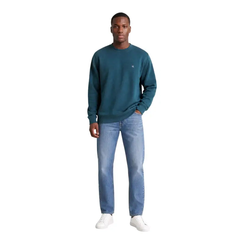 Calvin Klein Jeans Pull homme en coton vert à col rond et manches longues, orné d'un petit logo brodé sur la poitrine gauche.