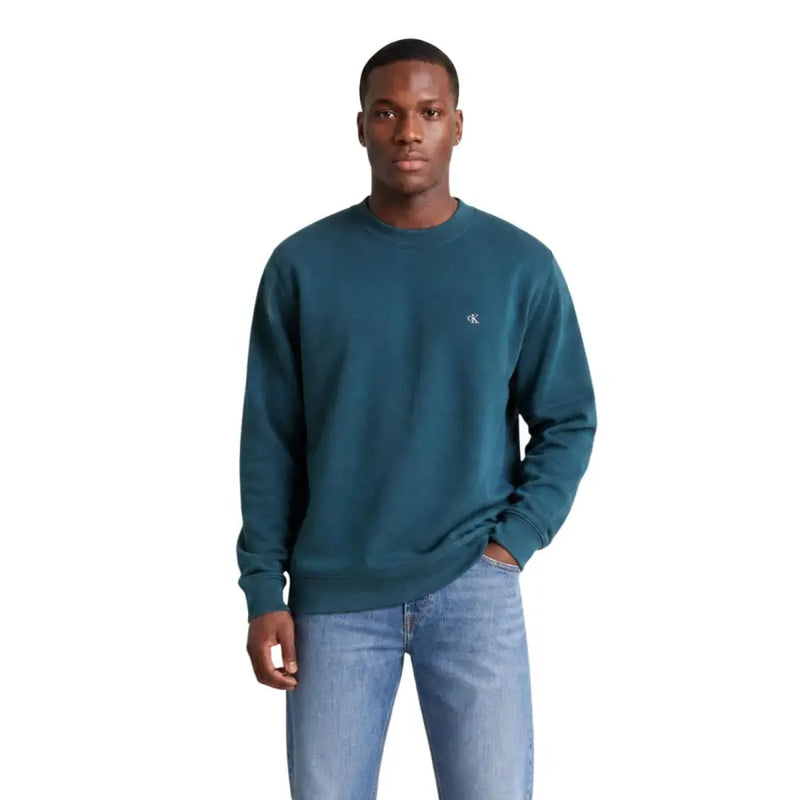 Sarcelle Calvin Klein Jeans Sweat-shirt vert en coton pour homme, col rond, avec petit logo blanc sur la poitrine gauche.