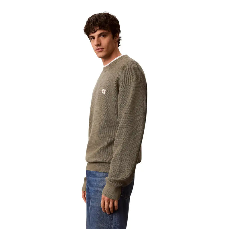 Calvin Klein Jeans Pull homme en maille gaufrée de coton vert olive avec petit logo blanc sur la poitrine