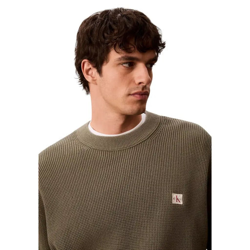 Pull Calvin Klein Jeans pour homme, en maille gaufrée de coton vert olive, col rond et logo sur la poitrine.
